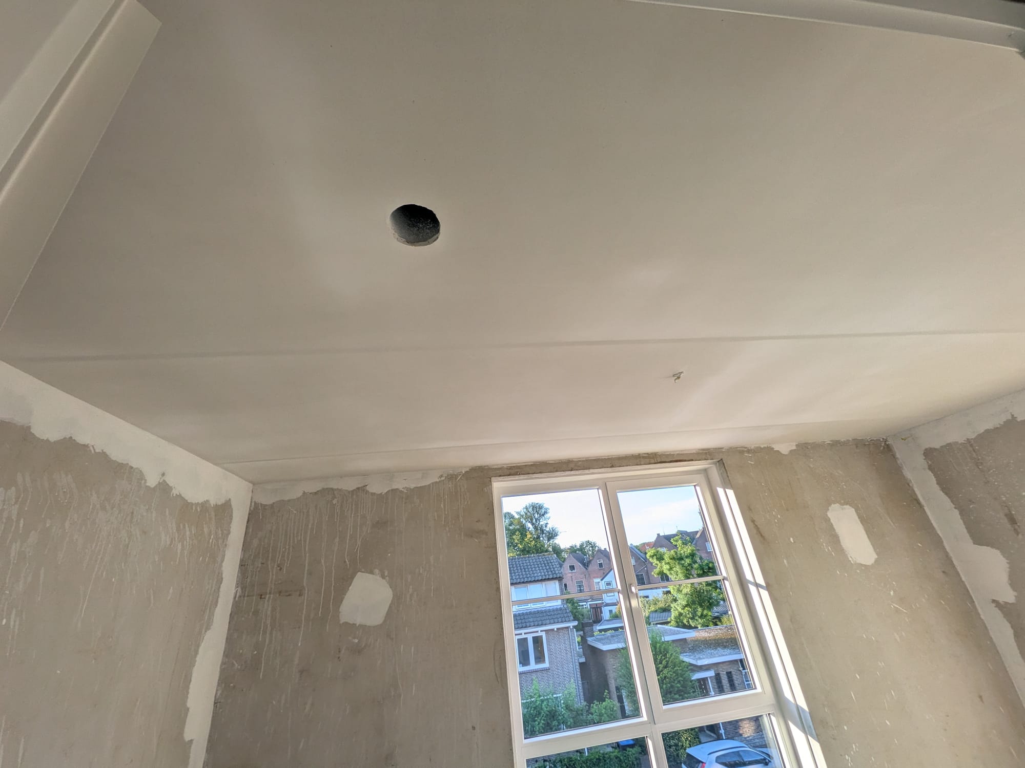 Nieuwbouw stucen: wanden met renovlies, plafonds stucen