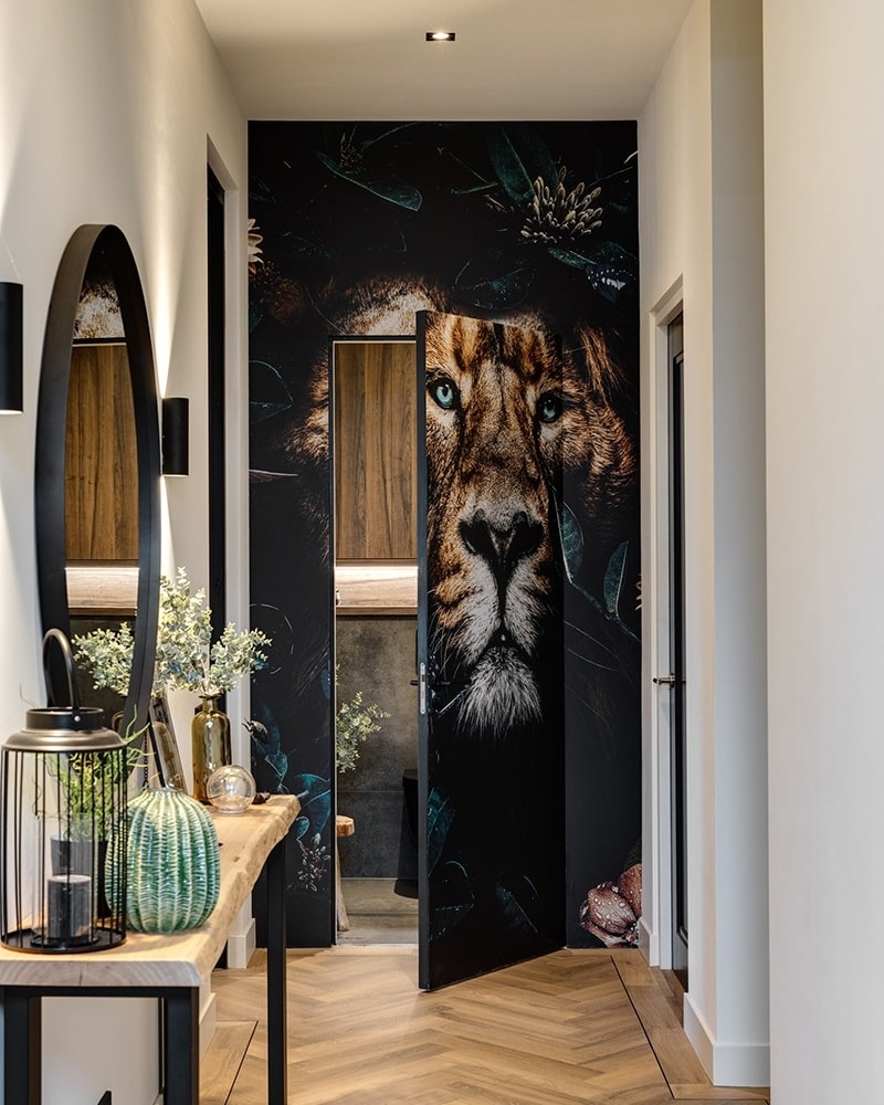 Deur met behangposter, wanden met gesausd renovlies
