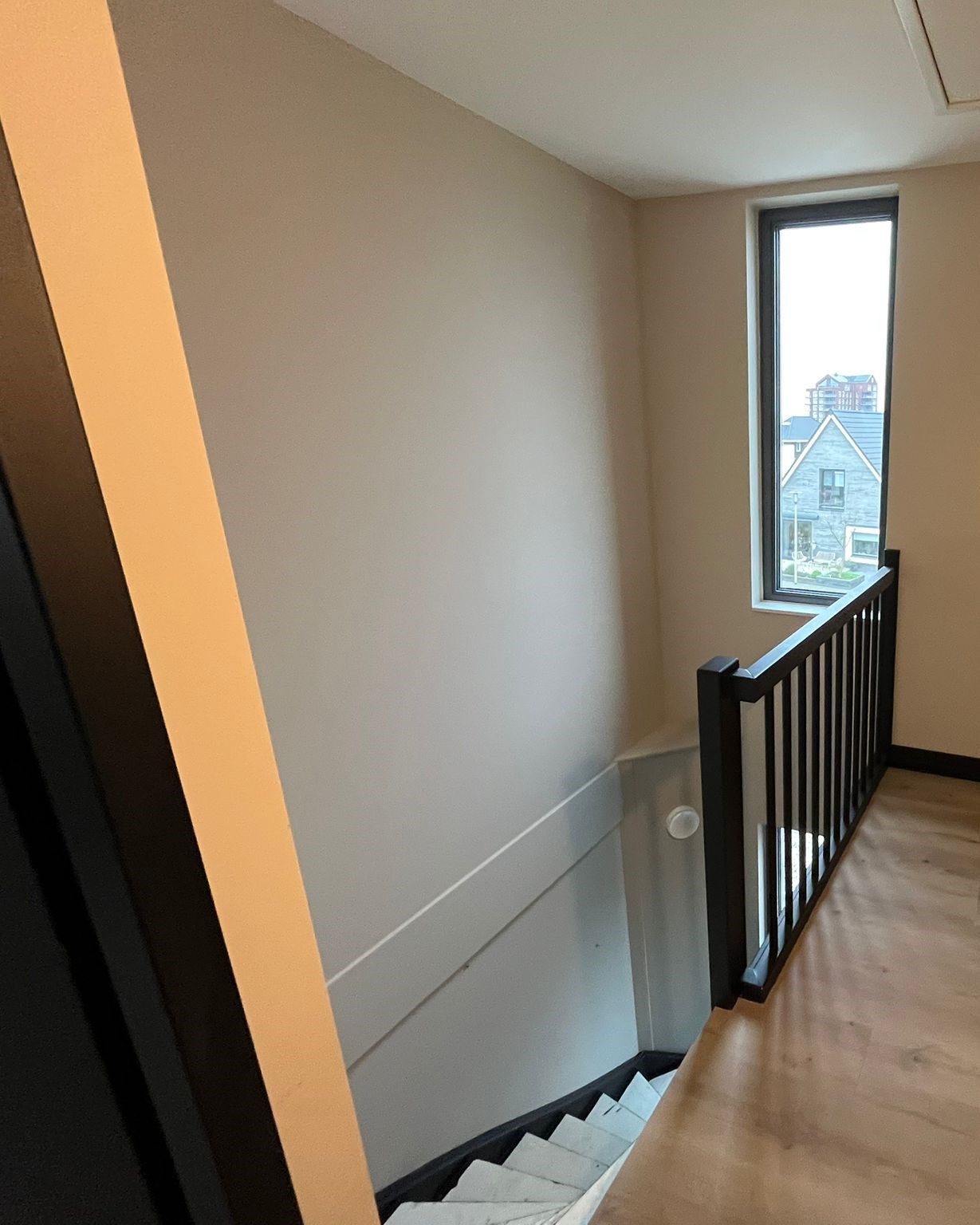 Renovlies met donker houtwerk